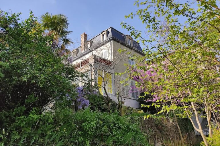 Maison avec jardin luxuriant fluviatile, environnement paisible, parc naturel Rhône-Alpes.
