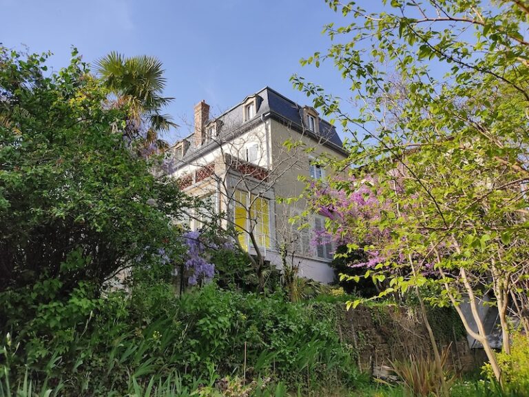 Maison avec jardin luxuriant fluviatile, environnement paisible, parc naturel Rhône-Alpes.
