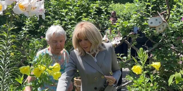 Rencontre entre Brigitte Macron et la propriétaire du Jardin des Cinq Sens, moment d'échange autour de la passion du patrimoine végétal