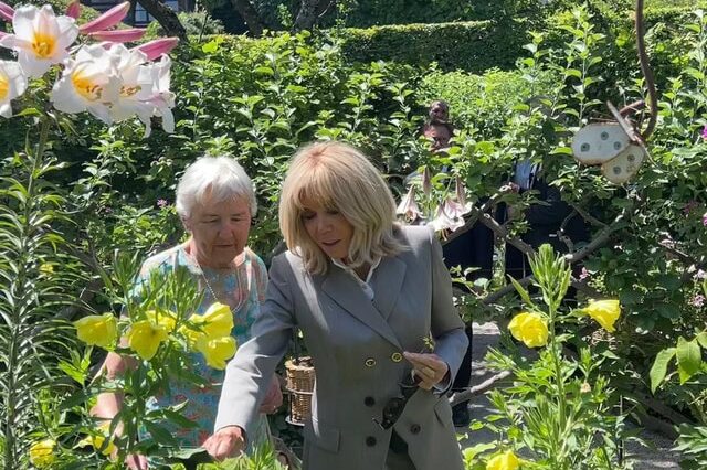 Rencontre entre Brigitte Macron et la propriétaire du Jardin des Cinq Sens, moment d'échange autour de la passion du patrimoine végétal