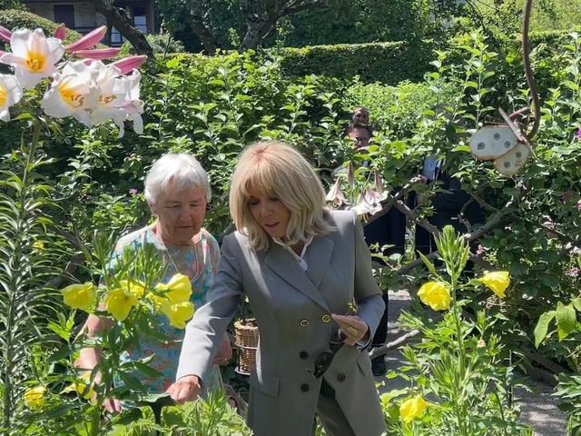 Rencontre entre Brigitte Macron et la propriétaire du Jardin des Cinq Sens, moment d'échange autour de la passion du patrimoine végétal